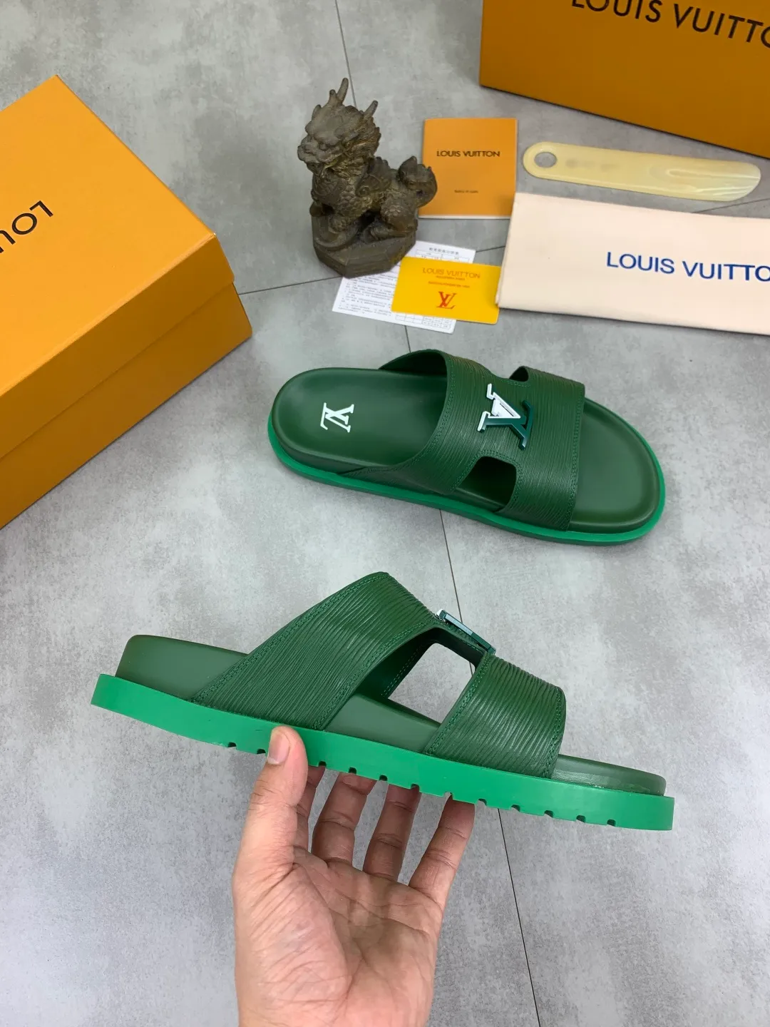 Men's shoes 💰P300💰【New style】🆘 Original quality 【LOUIS VUITTON】The popular Louis Vuitton LV men's slippers on the official website are on sale simultaneously! Original fabric imported from Italy, original factory special supply, code number: 38-44 (45 customized), many colors available